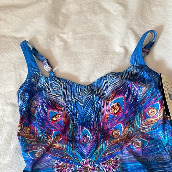 One peace swim suit. Women - Picture 5 of 10